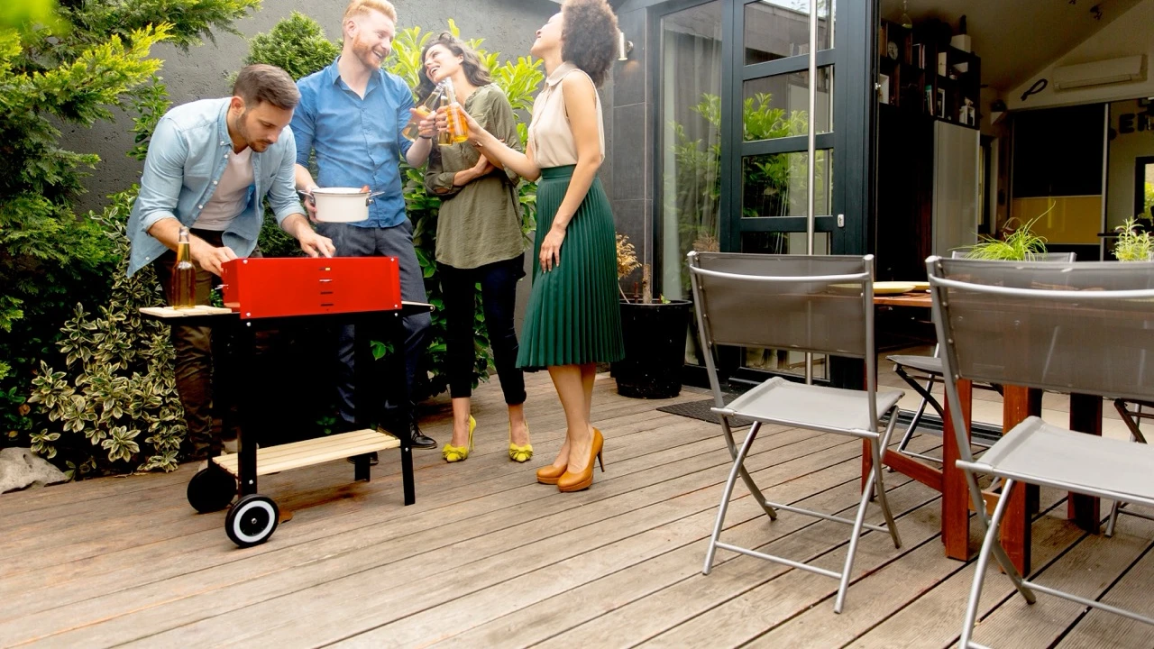 Sommerfest auf der Terrasse – WPC oder Holz? Die besten Bodenbeläge im Vergleich