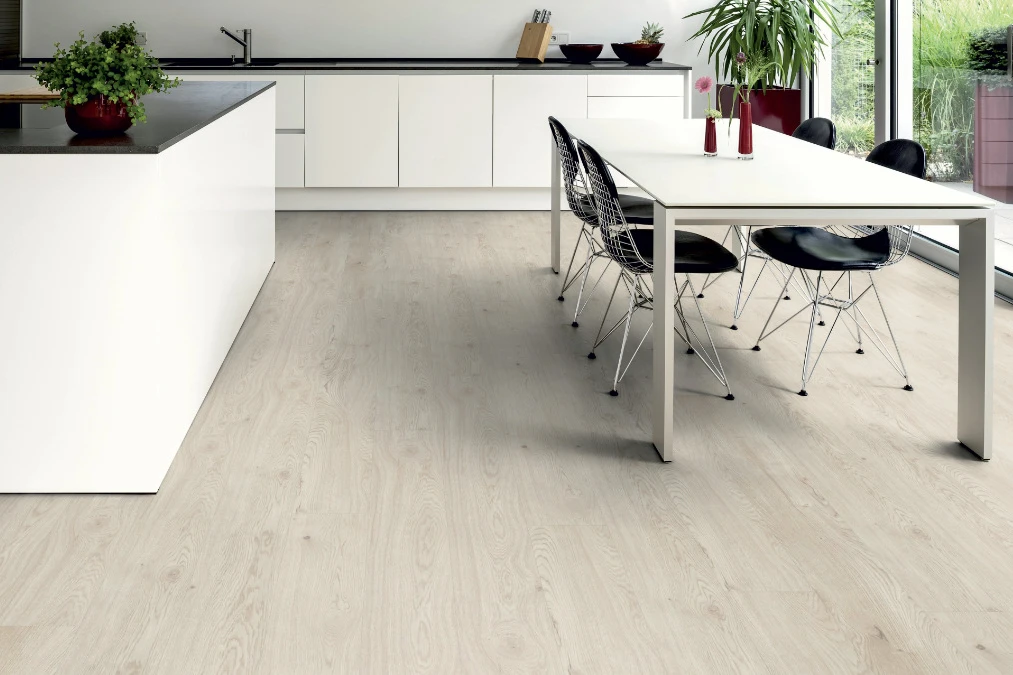 1101200420 Lvt D22 Eiche Skagen Weiss Kueche Milieu Rs V02 Country Star