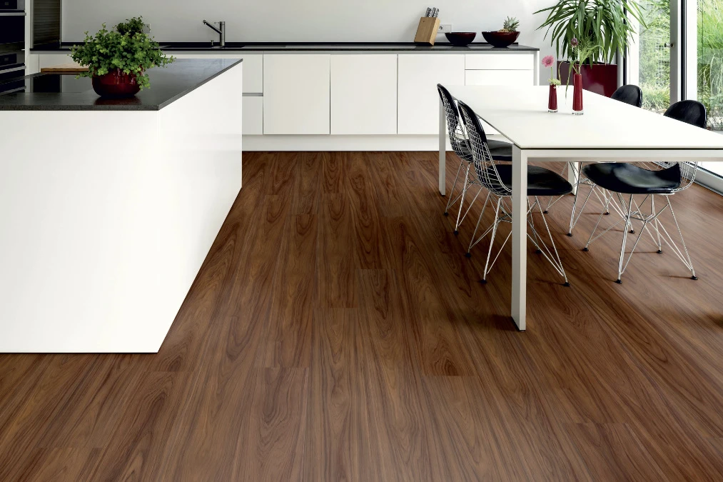 1101200501 Lvt D12 Nussbaum Dubai Kueche Milieu Rs V02 Country Star